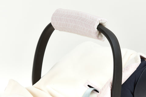 Armbeschermer babyzitje wit verenpatroon op roze