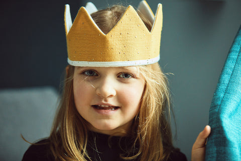 Stoffen kroonmousseline gouden stippen op geel