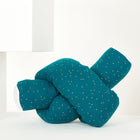 Eine Wickeltischumrandung Musselin goldene Punkte auf Petrol von KraftKids wird vor einem minimalistischen weißen Hintergrund mit geometrischen Formen dargestellt.