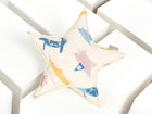 Das KraftKids Sternkissen Musselin Zoe's Dinosaurier auf Beige mit farbenfrohem Dino-Print ist das ideale Accessoire für jedes Kinderzimmer und setzt verspielte Akzente auf jedem Bett oder Sofa.