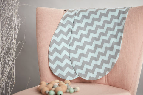 Chevron voedingskussenhoes lichtgrijs en mint