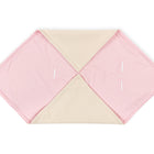 Die KraftKids Decke für Babyschale Winter kleine Blätter rosa auf Weiß hat ein kuscheliges Design mit weichem rosa und weißem Stoff, der mit kleinen Blättermustern verziert ist - ideal als Decke mit Gurtschlitzen für ultimativen Komfort im Autositz Ihres Babys.