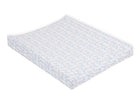 Der KraftKids Bezug für Keilwickelauflage kleine Dreiecke blau grau weiß ist ein Baumwollbezug mit einem geometrischen Muster aus blauen, grauen und beigen Dreiecken auf weißem Grund, der für rechteckige Auflagen mit erhöhtem Rand geeignet ist.