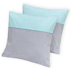 Zwei quadratische KraftKids Kissenbezüge, eines in mint und eines in grau, beide mit weißen Punkten. Überlappend angeordnet auf weißem Hintergrund - eine charmante Ergänzung für Ihre Bettwäschekollektion.