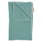 Eine gefaltete, nilblaue Babydecke Musselin von KraftKids mit weißem Rand und einem beigen Stoffanhänger an der Ecke steht auf weißem Hintergrund - ideal als stylische Musselin Decke oder kuschelige Babydecke.