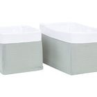 Zwei rechteckige Körbchen Musselin mint von KraftKids in praktischen Größen, hellgraue Seiten mit weißem umgeschlagenen Deckel, nebeneinander auf weiß abgebildet. Perfekt für die Wickeltisch-Organisation; ein Korb ist deutlich größer als der andere.