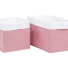 Das KraftKids Körbchen Musselin rosa Set enthält zwei rechteckige Aufbewahrungskörbe in rosa mit weißem Futter. Einer ist klein, einer groß - beide mit offenem Deckel für eine einfache Organisation auf dem Wickeltisch.