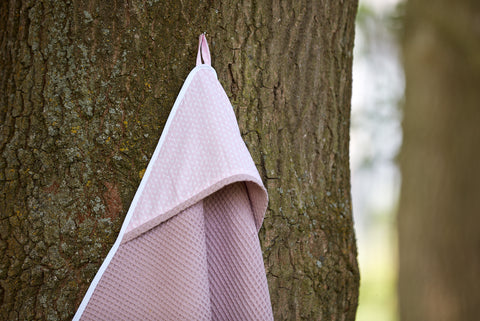 Handdoek met capuchon kleine blaadjes roze op wit wafelpiqué roze