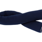 Das KraftKids Wickeltischumrandung Musselin dunkelblau ist ein langes, zylindrisches Körperkissen in dunkelblau mit weißer Paspelierung an den Enden, das sich auf weißem Hintergrund aufrollt.