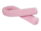 Das KraftKids Wickeltischumrandung Musselin rosa ist ein langes, rosafarbenes, zylindrisches Körperkissen mit weißem Rand, das in einer lockeren Spirale auf weißem Hintergrund gewickelt ist.
