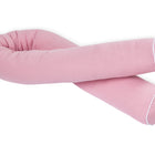 Das KraftKids Wickeltischumrandung Musselin rosa ist ein langes, rosafarbenes, zylindrisches Körperkissen mit weißem Rand, das in einer lockeren Spirale auf weißem Hintergrund gewickelt ist.