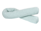 Die KraftKids Wickeltischumrandung Musselin mint Pusteblumen zeichnet sich durch ein hellblaues (mint) U-förmiges Design mit weißem Pusteblumen-Print und weißer Paspel auf weißem Hintergrund aus.