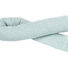 Die KraftKids Wickeltischumrandung Musselin mint Pusteblumen zeichnet sich durch ein hellblaues (mint) U-förmiges Design mit weißem Pusteblumen-Print und weißer Paspel auf weißem Hintergrund aus.