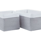 Zwei graue rechteckige KraftKids Körbchen Musselin grau Punkte mit weißen Tupfen und umgeschlagenen Rändern sind handgenäht und ideal für die Aufbewahrung auf dem Wickeltisch, nebeneinander auf weißem Hintergrund.