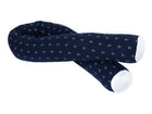 Die KraftKids Wickeltischumrandung Musselin dunkelblau Anker hat ein langes, marineblaues Design mit weißen Ankermustern und weißen Enden - ideal als Bettrolle Baby oder Kantenschutz Wickelkommode.