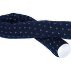Die KraftKids Wickeltischumrandung Musselin dunkelblau Anker hat ein langes, marineblaues Design mit weißen Ankermustern und weißen Enden - ideal als Bettrolle Baby oder Kantenschutz Wickelkommode.