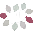 Die KraftKids Wimpelkette Musselin purpur grau mint Pusteblumen zeigt blattförmige Wimpel in lila, grau und mint auf einer weißen Schnur - ideal als Deko Kinderzimmer oder für einen Kindergeburtstag.