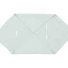 KraftKids Babydecke für Babyschale Sommer Musselin mint Pusteblumen: Eine mintgrüne, sechseckige, gepolsterte Matte mit zarten, weißen Pusteblumenmustern und zwei Schlitzen für ein 3-Punkt-Gurt-System, hier flach auf weißem Hintergrund.