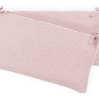 Zwei hellrosa rechteckige Kissen von KraftKids, "Bettumrandung Nestchen Musselin" mit goldenen Punkten und weißer Paspel, handgefertigt aus 100 % Baumwolle und mit Schleifen verziert, liegen überlappend auf weißem Untergrund - ideal als stilvolle Nestchenumrandung.