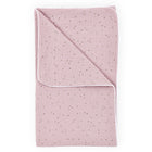 Die KraftKids Babydecke Musselin in Rosa mit goldenen Punkten ist eine handgefertigte, kuschelige Decke aus Baumwolle - ideal für Babys.