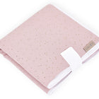 Eine weiche, rosa KraftKids Reisewickelunterlage aus Musselin mit goldenen Punkten und weißem Band-Ideal als platzsparende Wickelauflage für unterwegs.