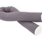 Die KraftKids Wickeltischumrandung Musselin in Grau hat goldene und weiße Punkte, weiße Enden und ist in einer U-Form auf weißem Hintergrund dargestellt.