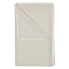 Eine sauber gefaltete Babydecke Leinen Natur Braun in hellbeige-braunem Leinen mit weißer Paspel, hergestellt von KraftKids, auf weißem Hintergrund.