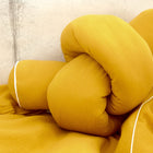 Die KraftKids Wickeltischumrandung Doppelkrepp Gelb Senf sorgt für Komfort und Stil und lässt sich perfekt mit einer gemütlichen Bettschlange oder Bettrolle kombinieren.