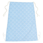 Der KraftKids Sonnensegel "weiße Halbkreise auf Pastelblau" besteht aus einem weichen Baumwollstoff mit weißem Muschelmuster auf pastellblauem Grund und ist flach mit weißen Bändern für sanften Komfort.