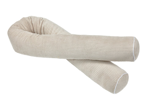 Eine KraftKids Wickeltischumrandung Cord Breitcord in Beige Taupe wird vor weißem Hintergrund, leicht gedreht mit weißer Paspel, dargestellt - ideal als kuschelige Bettrolle oder Kantenschutz für die Wickelkommode.