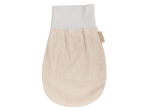 Ein beigefarbener, ovaler Babyhandschuh mit dezenten Streifen und weißem Bündchen, der mit einem seitlichen Stoffanhänger versehen ist - perfekt zur Kombination mit dem KraftKids Strampelsack Frühling Sommer Cord Breitcord Beige Taupe.