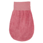 Ein rosafarbener, ovaler Peelinghandschuh mit gerippter Textur und glattem Bündchen - ideal für die Hautpflege oder zum Baden. Er bietet ähnlichen Komfort wie der KraftKids Strampelsack Herbst Winter Cord Breitcord Rosa.