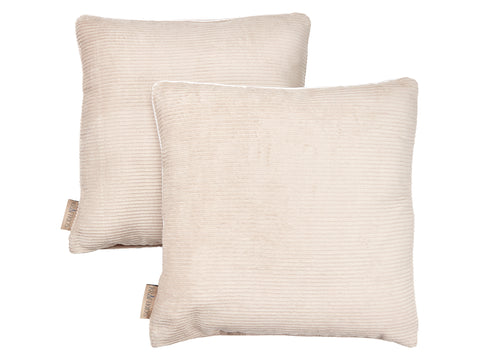 Zwei quadratische Kissenbezüge Cord Breitcord Beige Taupe von KraftKids, mit dezent geripptem beigem Cord und einem kleinen braunen Stoffanhänger, abgebildet auf weißem Hintergrund. Eine perfekte Ergänzung für jede Bettwäschekollektion.