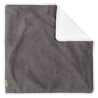 Die KraftKids Wickelunterlage Cord Breitcord Grau ist eine weiche, rechteckige Wickelunterlage mit geripptem, dunkelgrauem Stoff auf der einen und glattem, weißem Stoff auf der anderen Seite. Sie ist an der rechten oberen Ecke teilweise gefaltet, um beide Oberflächen zu zeigen.