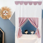 Zwei handgefertigte Puppen von KraftKids spielen hinter dem Puppentheater Kasperletheater Doppelkrepp Rosa incl. Teleskopstange im Kinderzimmer. Links sieht man eine Sonnen-Wanddeko und eine bunte Tafel.