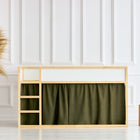 In einem weißen Zimmer mit Paneelwänden steht das KraftKids Hochbettvorhänge Set 2+1 Doppelkrepp Grün Herbstgrün für Kura Bett - ideal, um stilvolle grüne Akzente in Ihrem Kinderzimmer zu setzen oder mit Gardinenvorhängen und Pampasgras zu kombinieren.