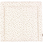 Die KraftKids Wickelauflage Musselin Zweige braun ist eine rechteckige, gepolsterte Wickelauflage mit cremefarbenem Boden und braunem Zweigmuster, die mit erhöhten gepolsterten Rändern für Komfort und Sicherheit bei jedem Wickeln sorgt.