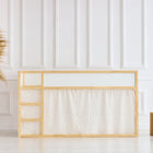 Die minimalistische Einrichtung besteht aus einer großen Korbvase mit Pampasgras, einem von KraftKids Hochbettvorhänge Set 2+1 Musselin Zweige braun inspirierten Paravent mit Holzrahmen und zwei quadratischen Hockern vor einer weiß getäfelten Wand und einem weißen Boden.