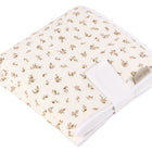 Die KraftKids Reisewickelunterlage Musselin Zweige braun ist eine faltbare, cremefarbene Wickelauflage mit braunem Zweigmuster und weißer Umrandung - ideal als Reise- oder Unterwegs-Wickelunterlage.